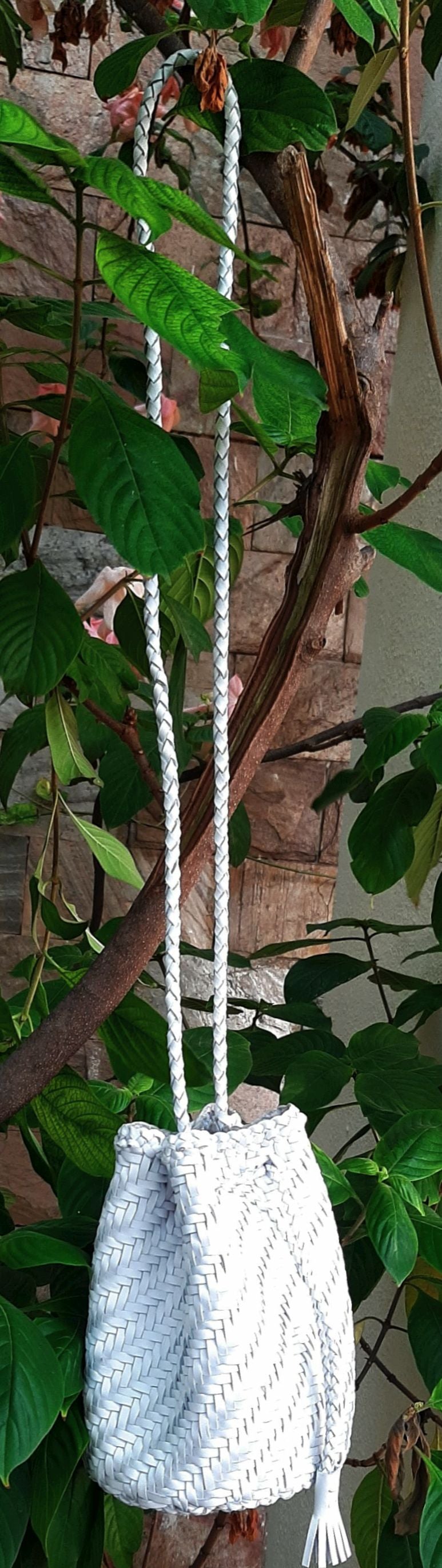 ALTICA Mini-Umhängetasche aus echtem Leder, handgewebt – MINOLA – WEISS